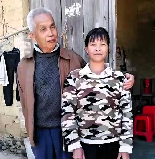 广西，1994年，49岁梁二将19岁女工友带回村，随后两人开始疯狂生孩子，短短2