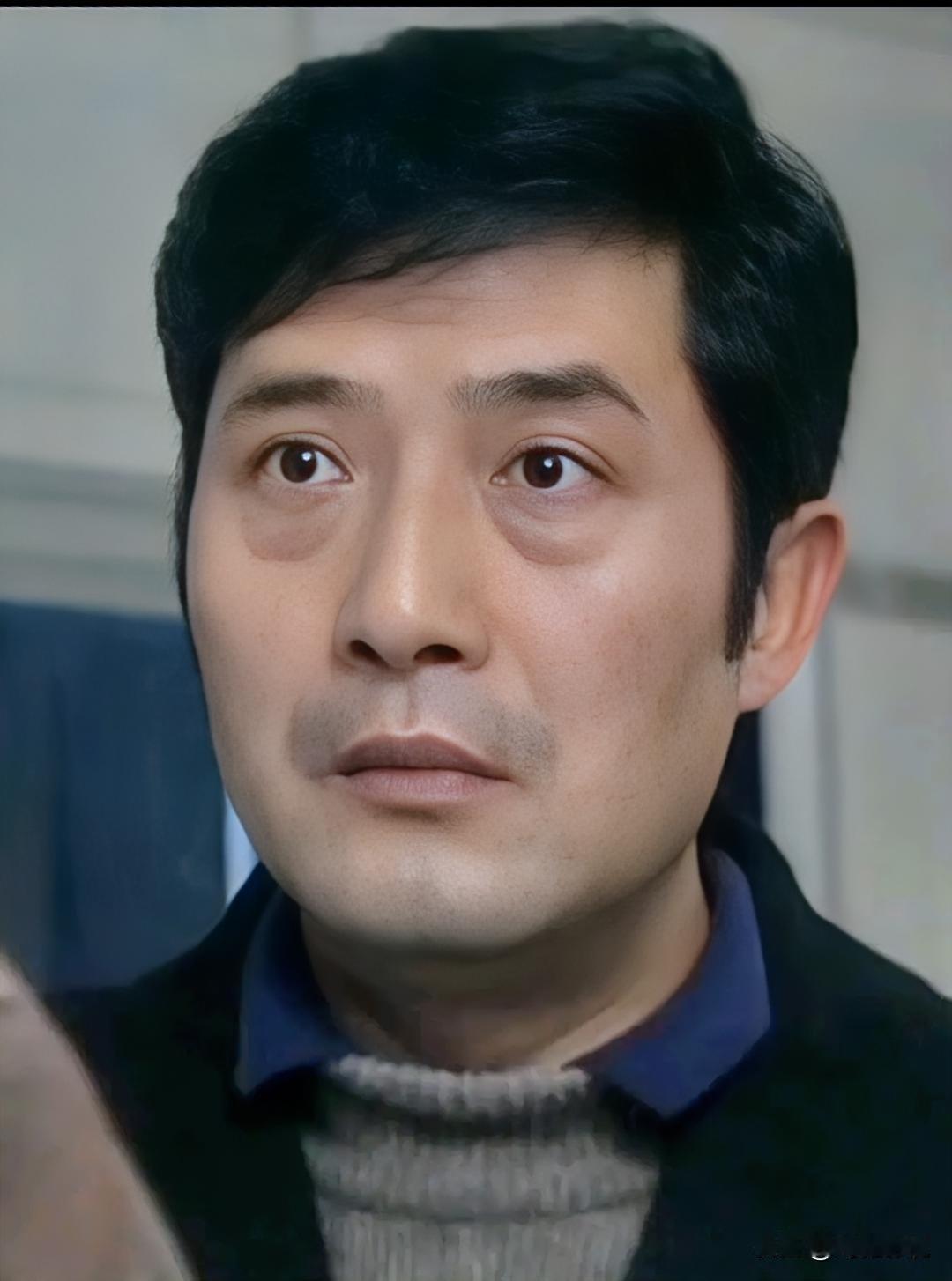 他演技好、人品好，为人正直，极具辨识度，片约不断，但始终戏红人不红。
他今年69