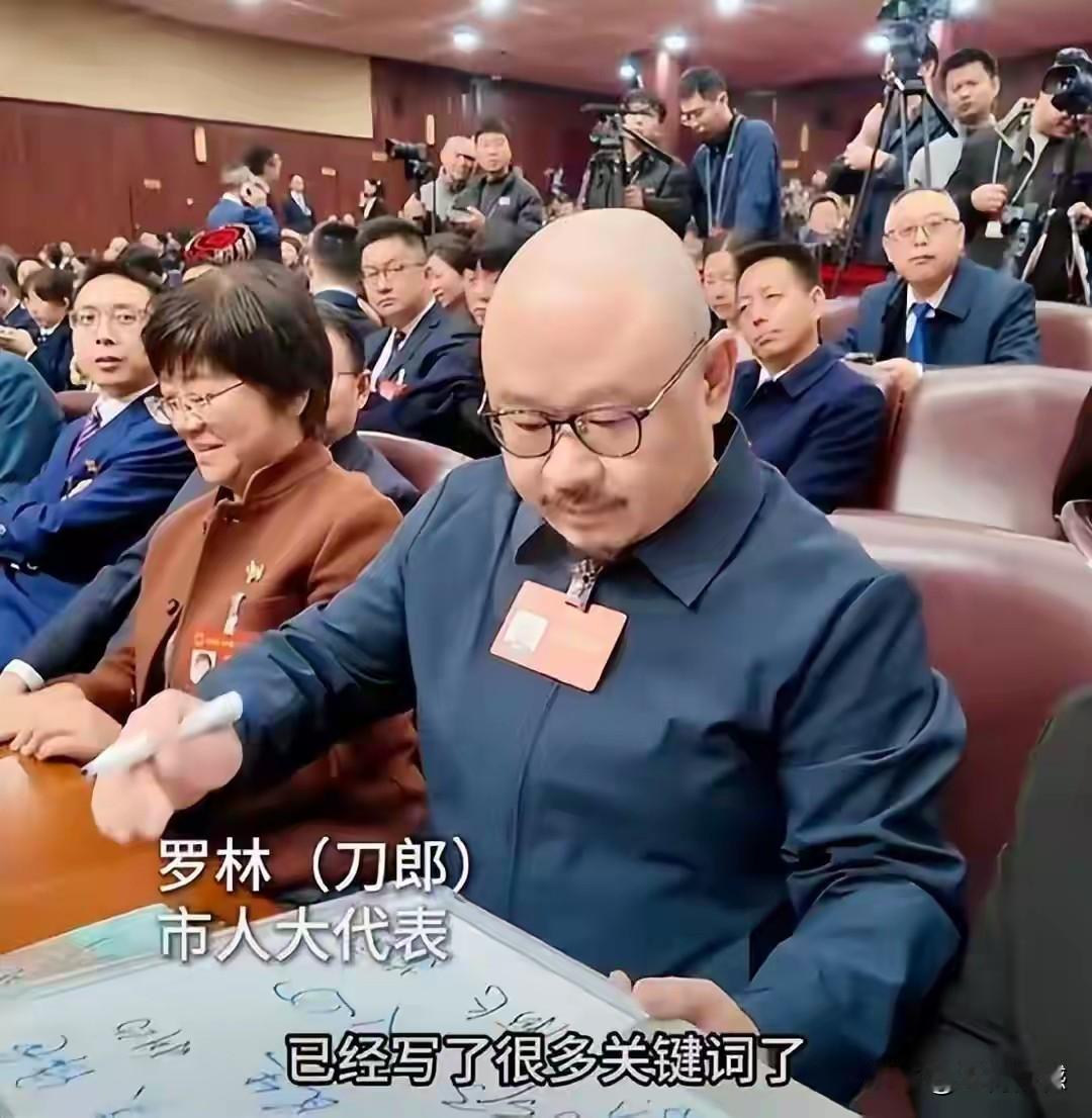 刀郎老师的人格魅力，刀郎老师的艺术成就，刀郎老师的谦逊低调，在整个音乐圈都是首屈