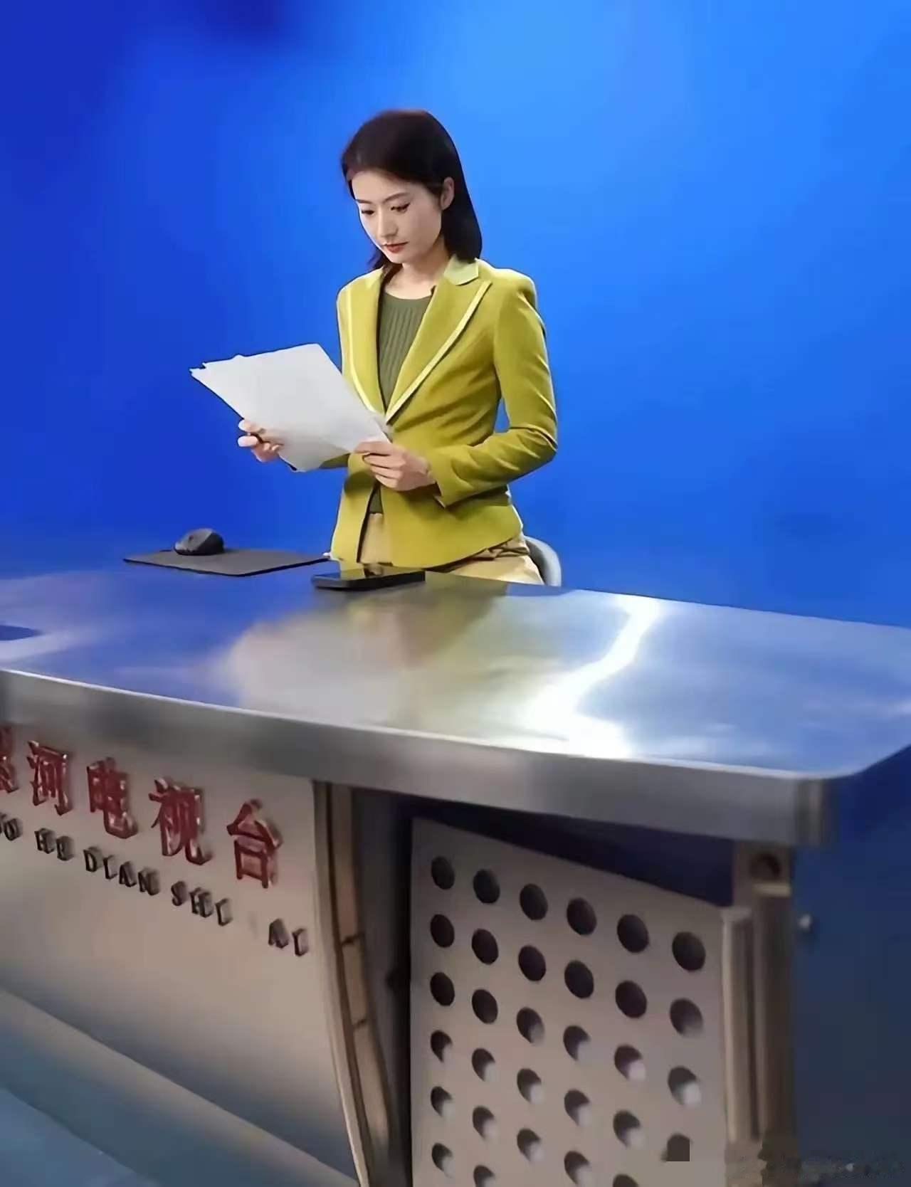 万万没想到啊！电视里看起来端庄大气上档次的女主播，原来下半身穿着是这样的！白瞎看