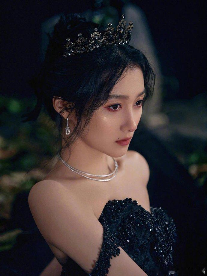 关晓彤Y3K未来感 果然关晓彤可以轻松驾驭任何一种造型，这一次的机械姬妆2.0也