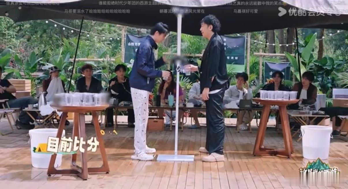 马嘉祺被泼水宋亚轩就这么心疼马嘉祺一被泼水，宋亚轩目光紧紧锁住，眼神心疼明明白白