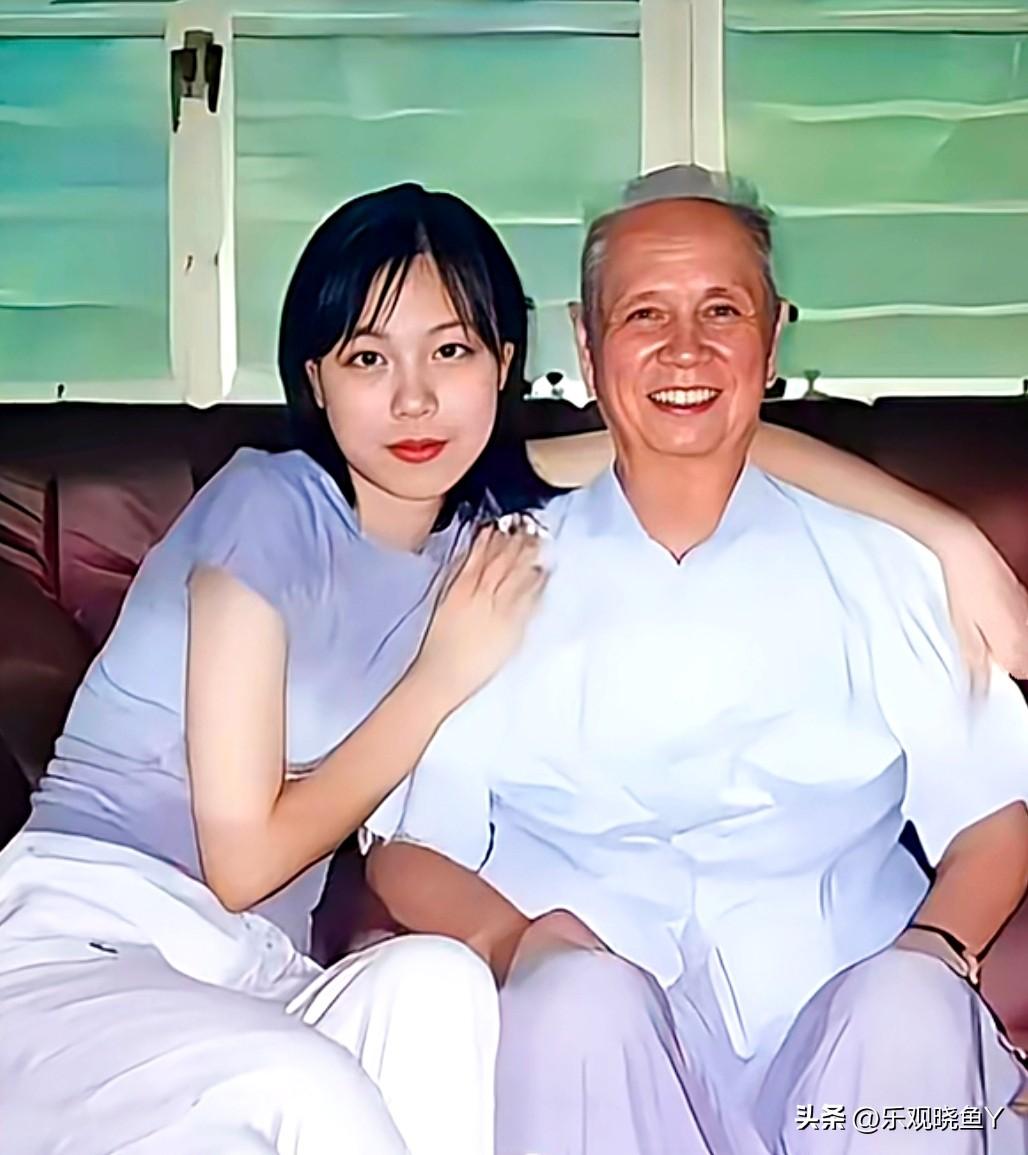 这是上世纪九十年代末期爷孙二人在西安家中的一张合影老照片，这并非演戏，而是爷孙二