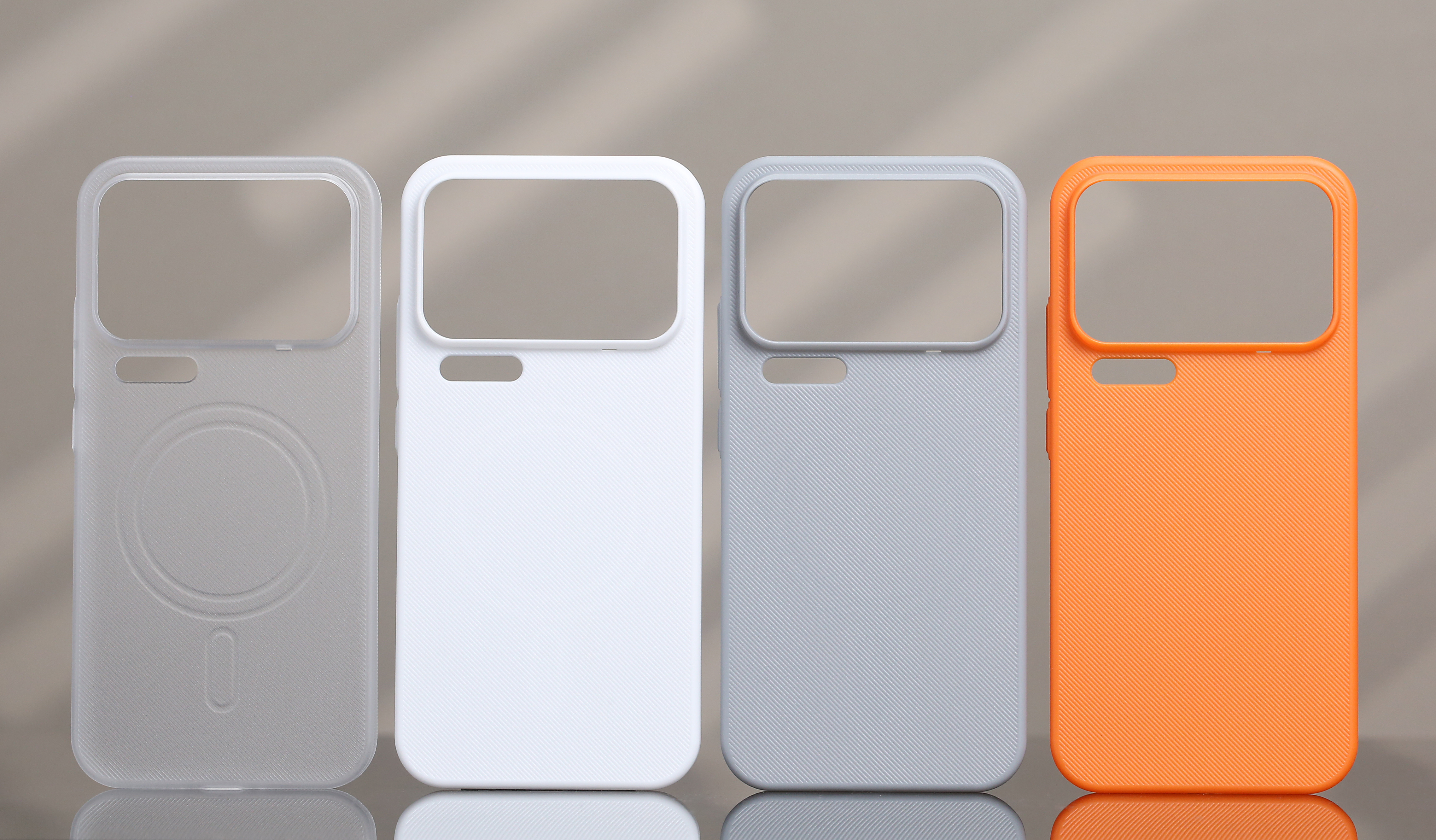 小米17ProMax 的超薄 PC 斜隐壳，明天上架橙色和白色非磁吸。磁吸的我们