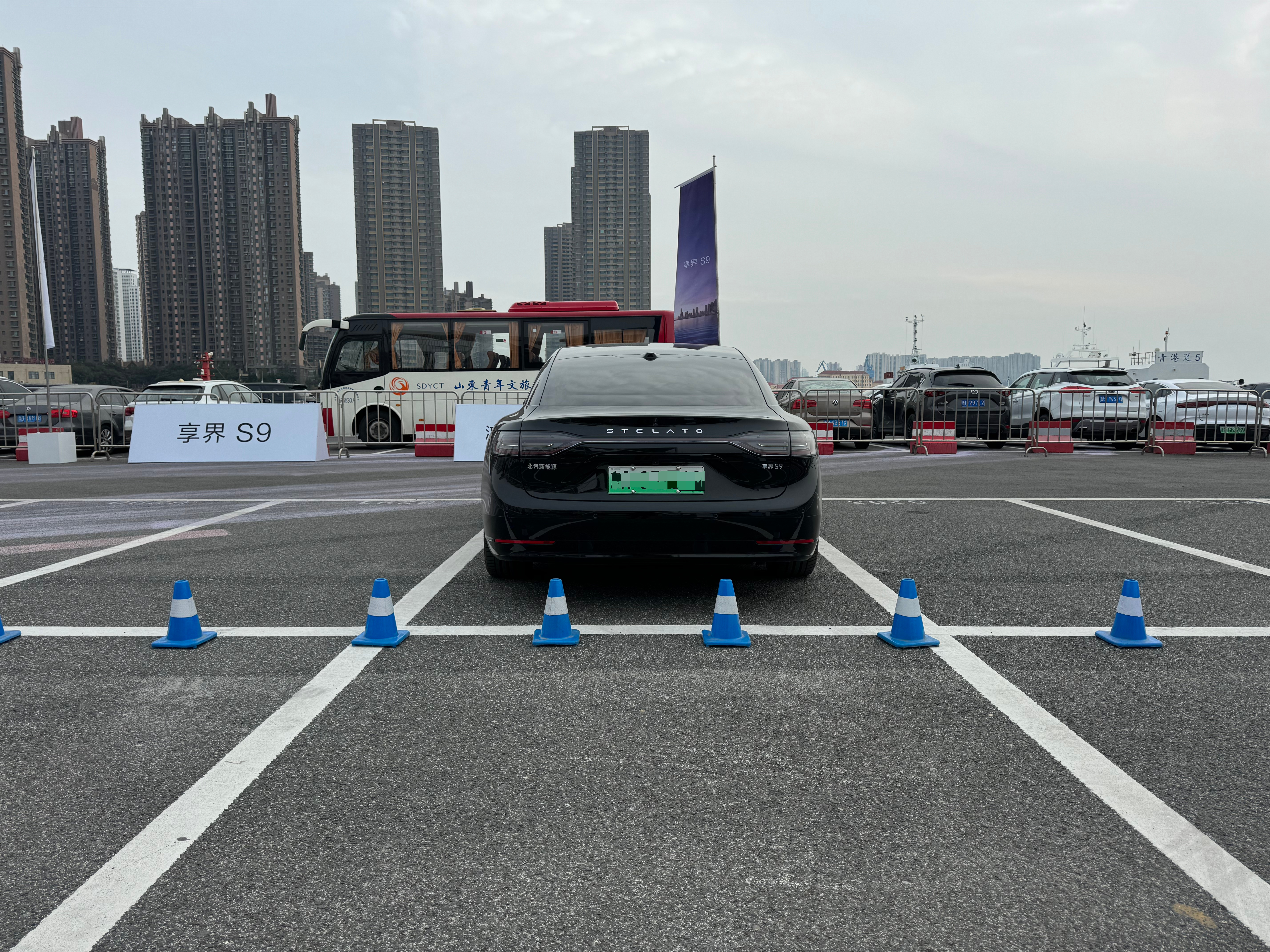 先看现款享界 S9 的车尾。两张图放一块就能明显看出新款 S9 车尾的变化，换上