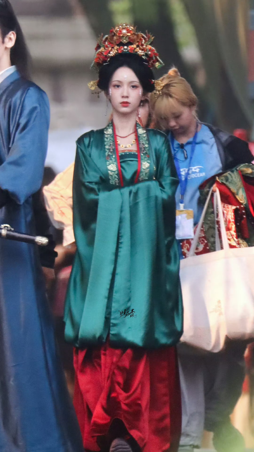 周也好适合古装，体态身姿都很笔直，这套婚服也太美了吧！ ​​​