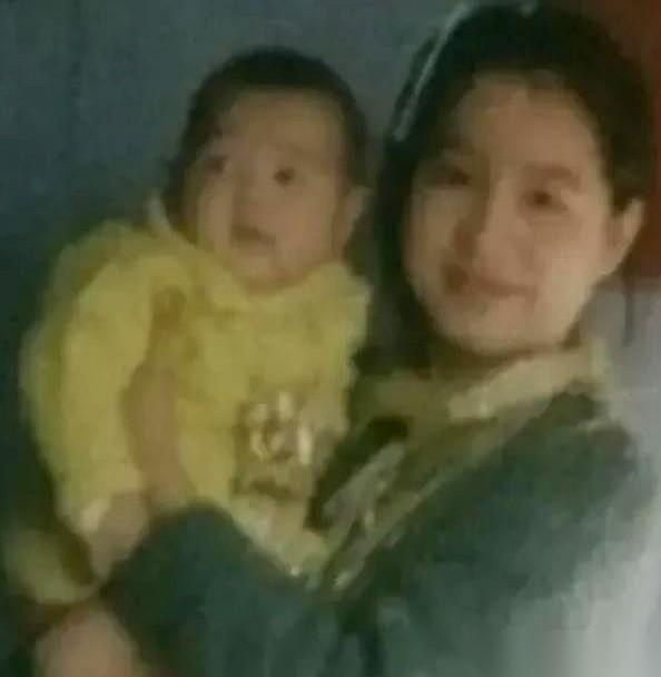 那年她25岁，抱着个4岁的娃回到北京，门一开，她妈脸都绿了。
第一句话就是骂她，