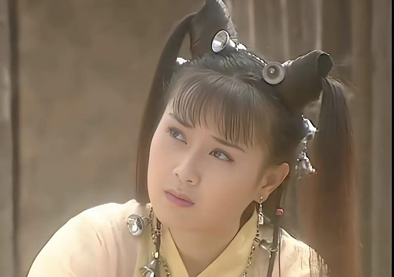 哇!小时候我真的爱惨了这个彩色小铃铛啦！还用玻璃丝把它们都串起来编织成手链呢！哈