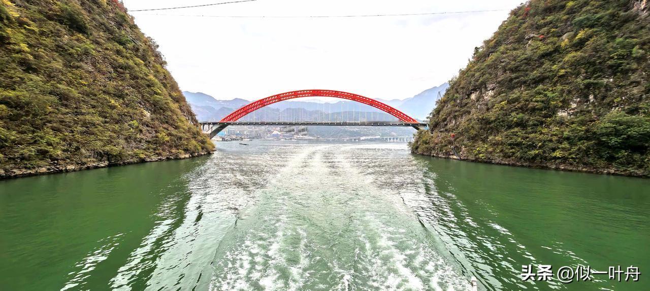 三峡平湖似凝玉
        静敛了往昔狂涛
 
        舟行三峡，两