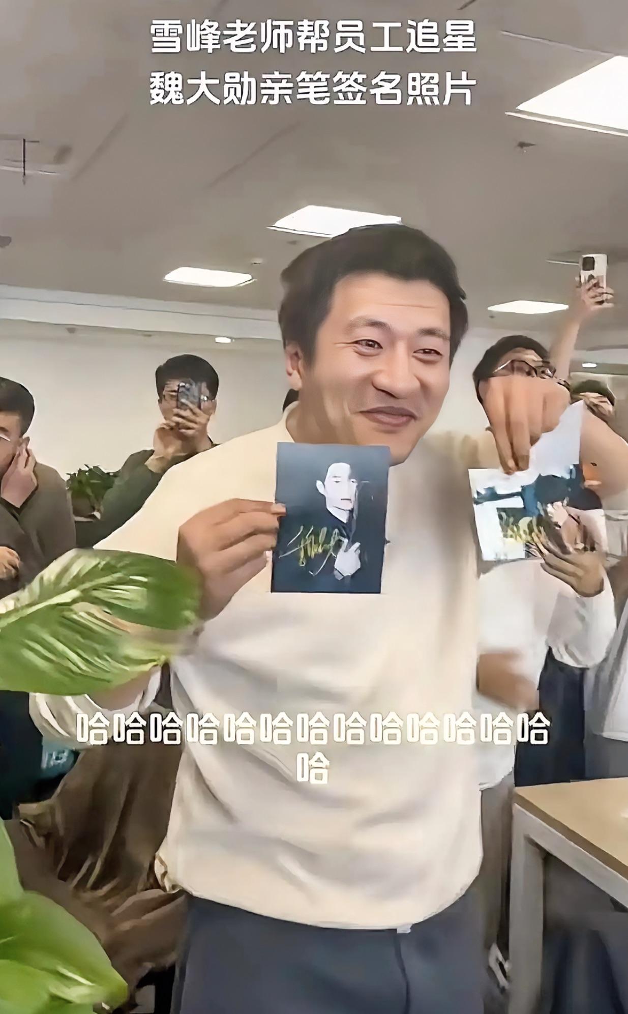 给张雪峰守夜的朋友透露，朋友来祭拜都是三鞠躬，而他的员工都是给张老师磕头，更让人