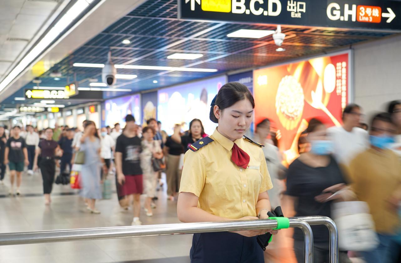 假期间，广州塔、珠江新城、海心沙、北京路、天河商圈等景区游客较多，邻近的车站客流