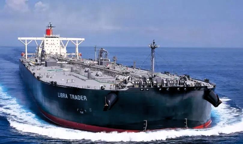 4月26日，"OTIS"号油轮顶着东京湾的海风缓缓靠岸。这艘苏伊士型油轮从美国得