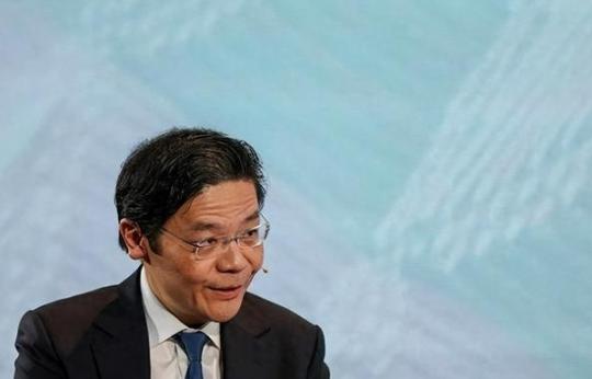 611万人口的新加坡，会不会真走到亡国那一步？没人敢拍胸脯，但所有人都看在眼里：