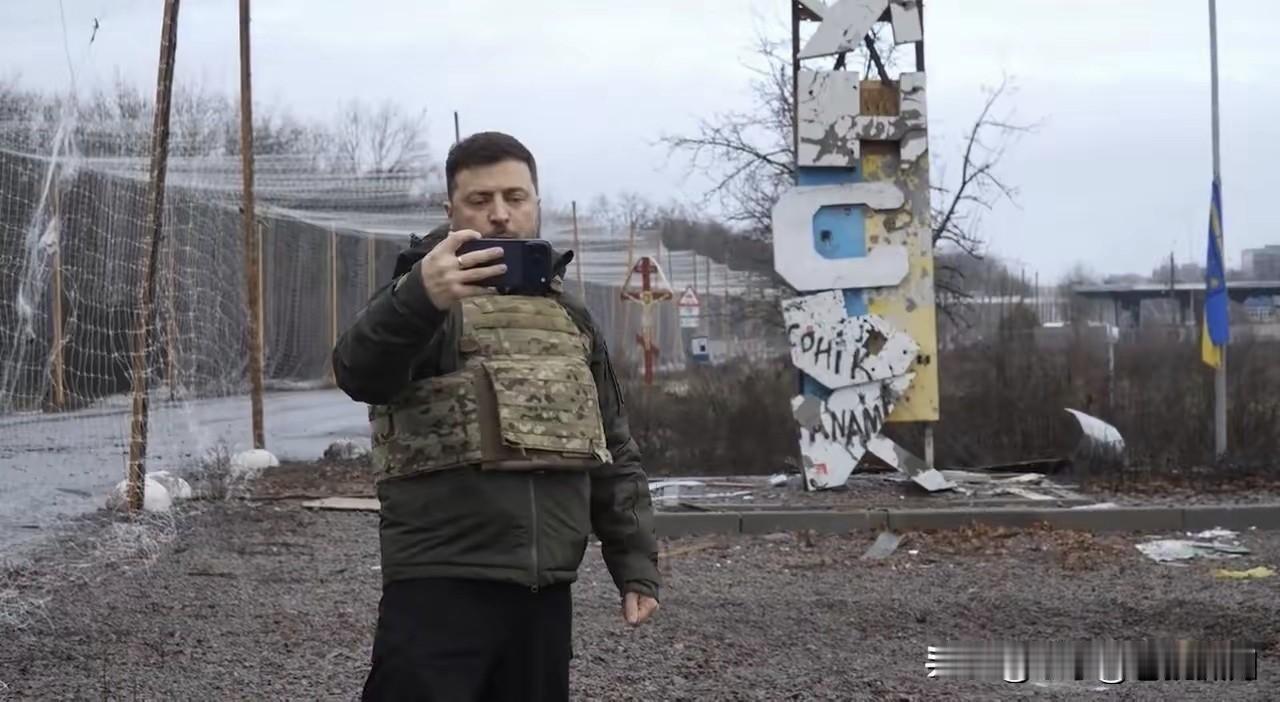 谁真谁假？俄说库皮扬斯克已被占领！小泽却到该城地标拍视频。他到前线给乌军授勋，顺