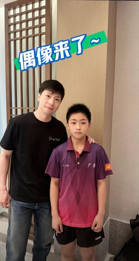 广东队的小小将梁峪文跟马龙合影了 主页背景图都是马龙世界杯夺冠，真偶像来了！ 