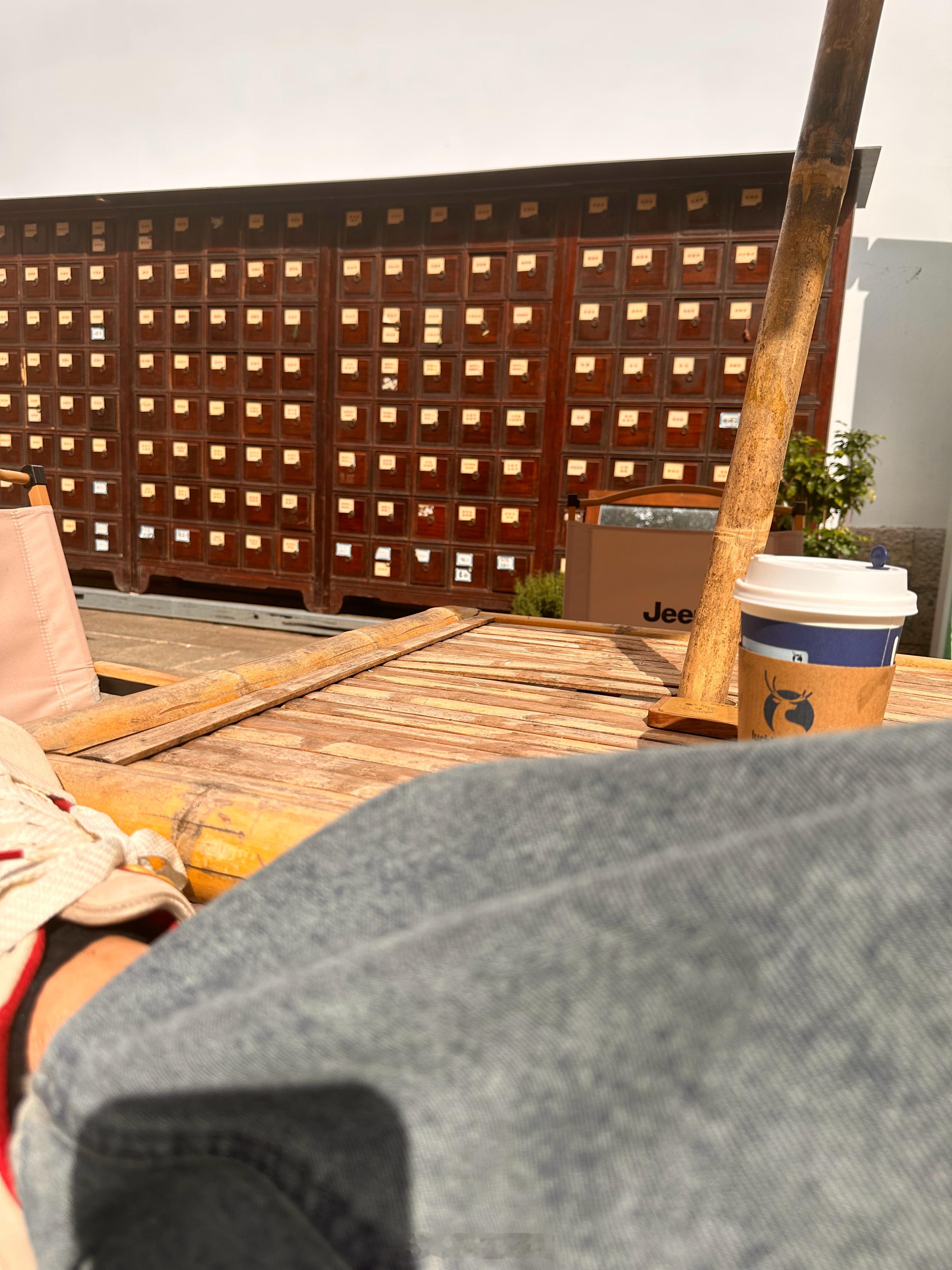 和杭州的大爷们一起晒太阳，聊天。 晚上和大妈们一起跳广场舞，比炒股有意思多了。 