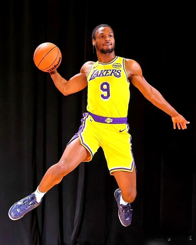 55顺位，四年近800万美元。
别酸了，这点钱，买的不是一个新秀，是给老詹的最