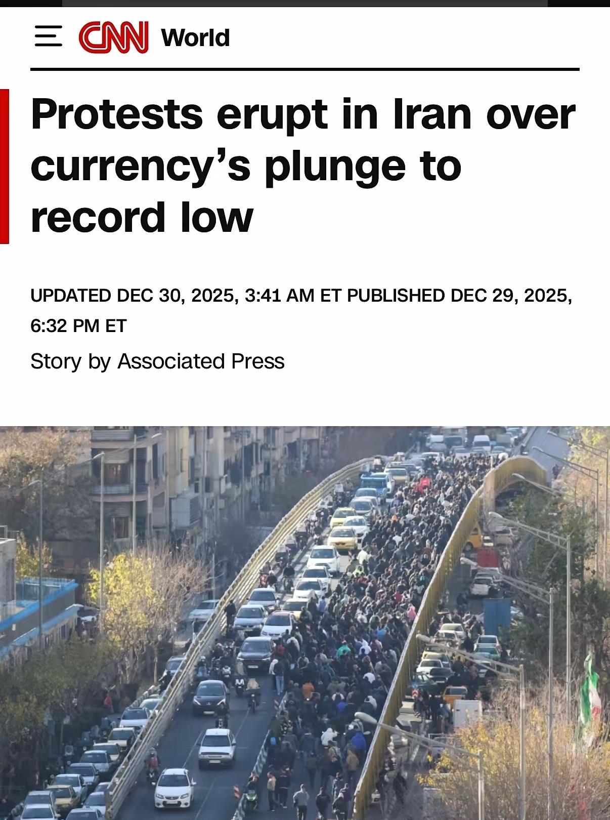 伊朗首都德黑兰民众走上街头，抗议货币暴跌！114万伊朗币只能兑换一美元。
哈梅内