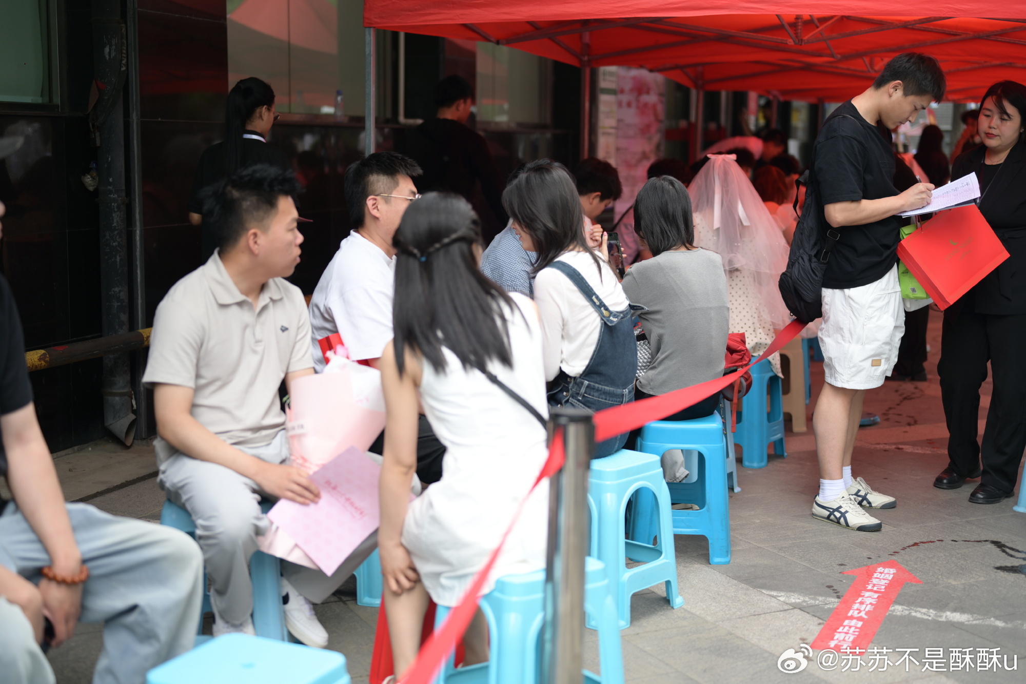 北京民政局门口的520甜蜜气息520领证热潮席卷京城，民政局门前排起长队。美团闪