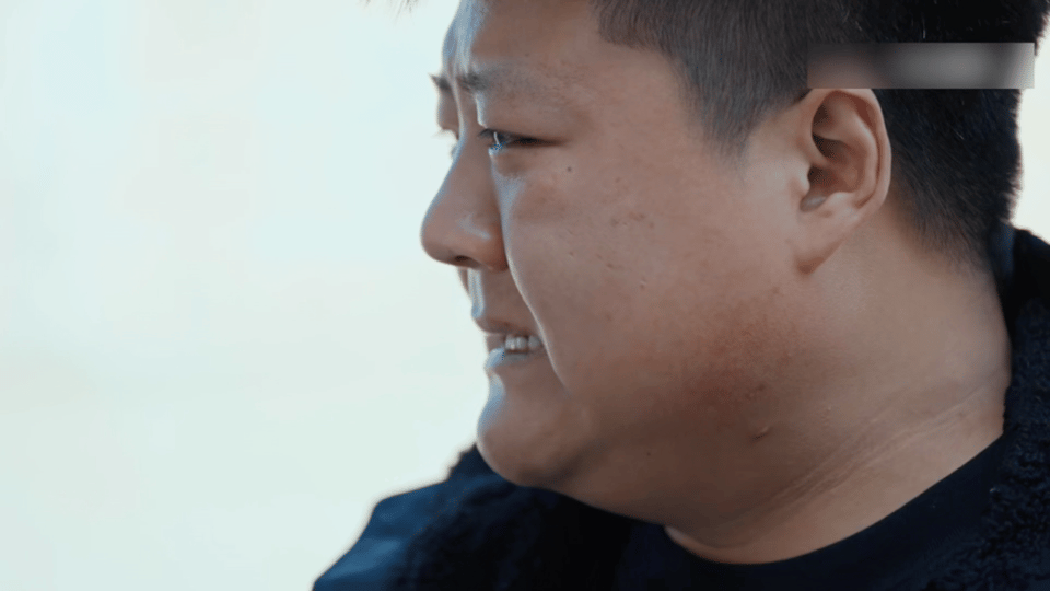 千万粉丝网红重访打工旧地爆哭 一句“心疼当时那个小孩”，让千万粉丝网红在旧摊位前