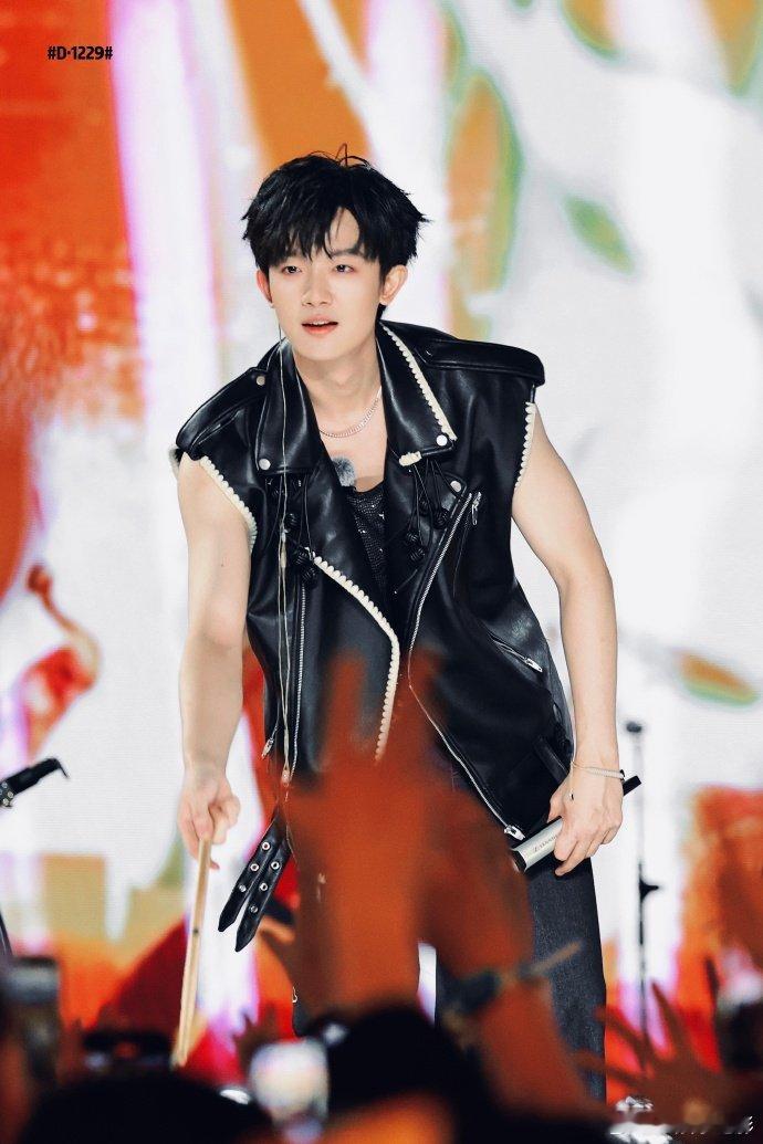 #李明德[超话]##王锵为李明德录打call视频##纪凌尘期待李明德边跳边弹边唱