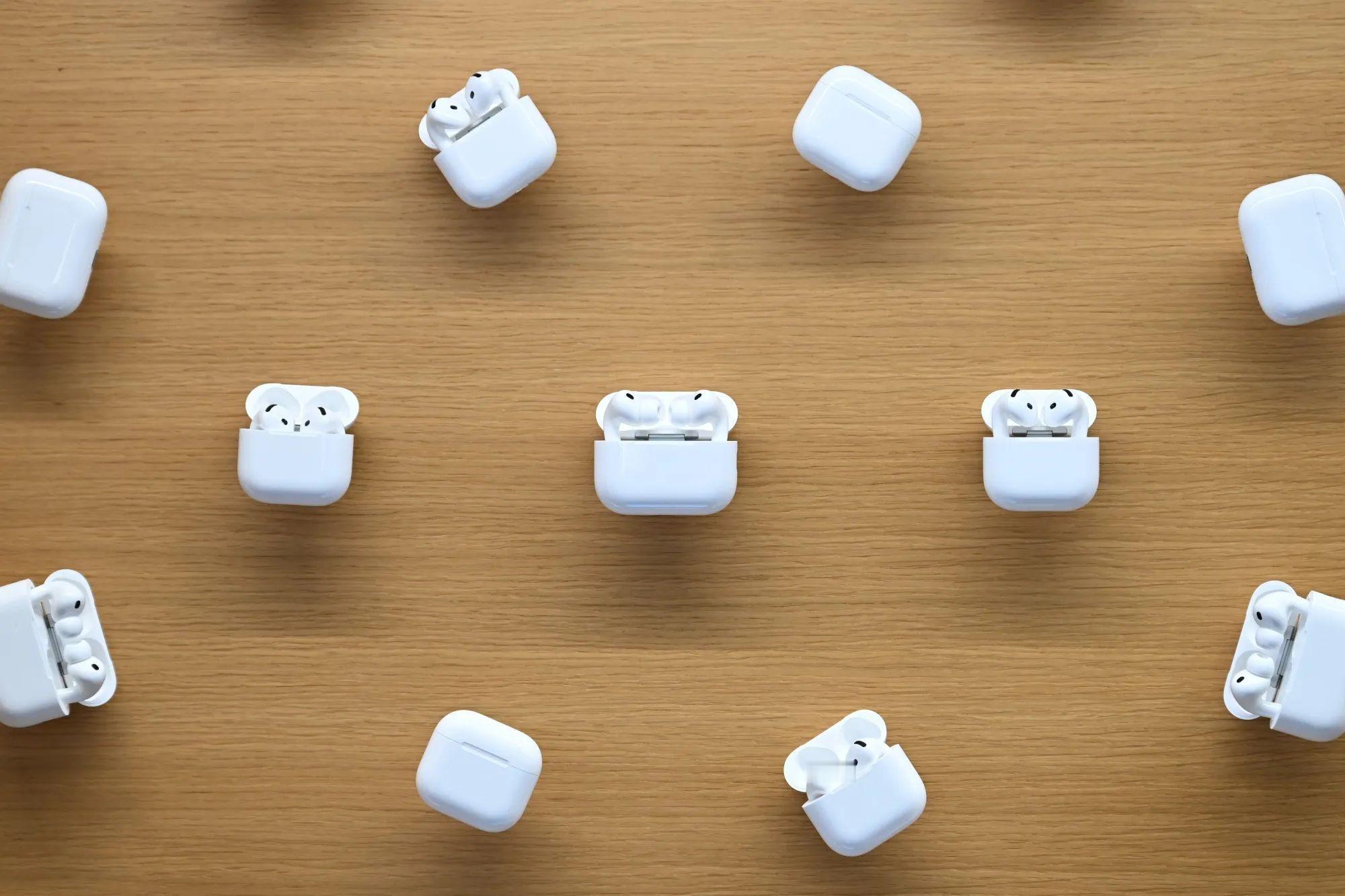 根据『彭博社』最新爆料：苹果内置摄像头的全新 AirPods 已进入开发后期。该