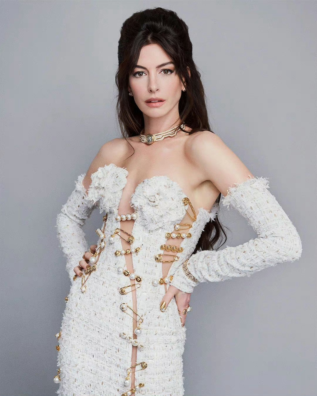 去年Met Gala 红毯安妮·海瑟薇的Versace 特别定制礼服，耗时450