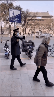 自己对媒体公开说从未再婚单身养孩子24年，声泪俱下的，博得无数同情，骗取了天量公