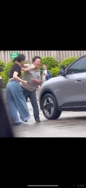 记者没采访到当事人，但律师发话了。赵良善律师说了，综合事件起因与过程，相关部门可