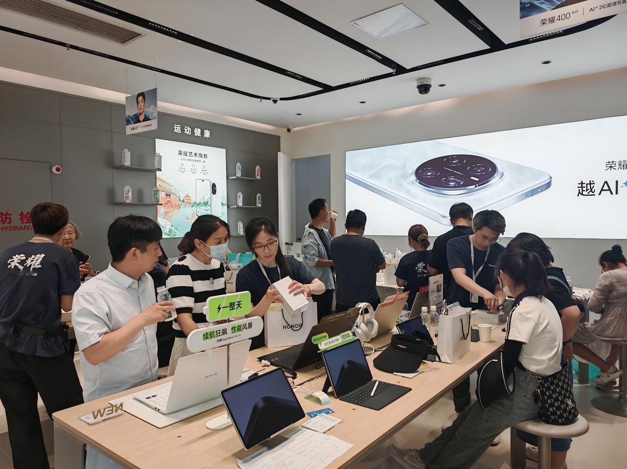 今天荣耀400首销，不少线下店都热闹起来了，估计有不少肖战粉现场就买起来了。