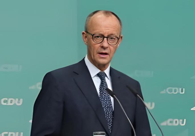 默茨访华结束后在德国演讲，语气激动持续咆哮，台下安静无声！

也许是中国之行的刺