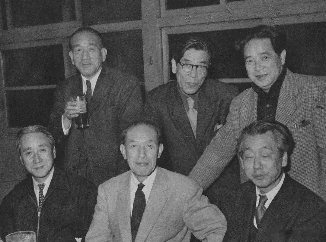 在满洲八年，亲眼目睹战争、饥荒、人与人互相压榨的经历，彻底改写了他战后时代剧的价