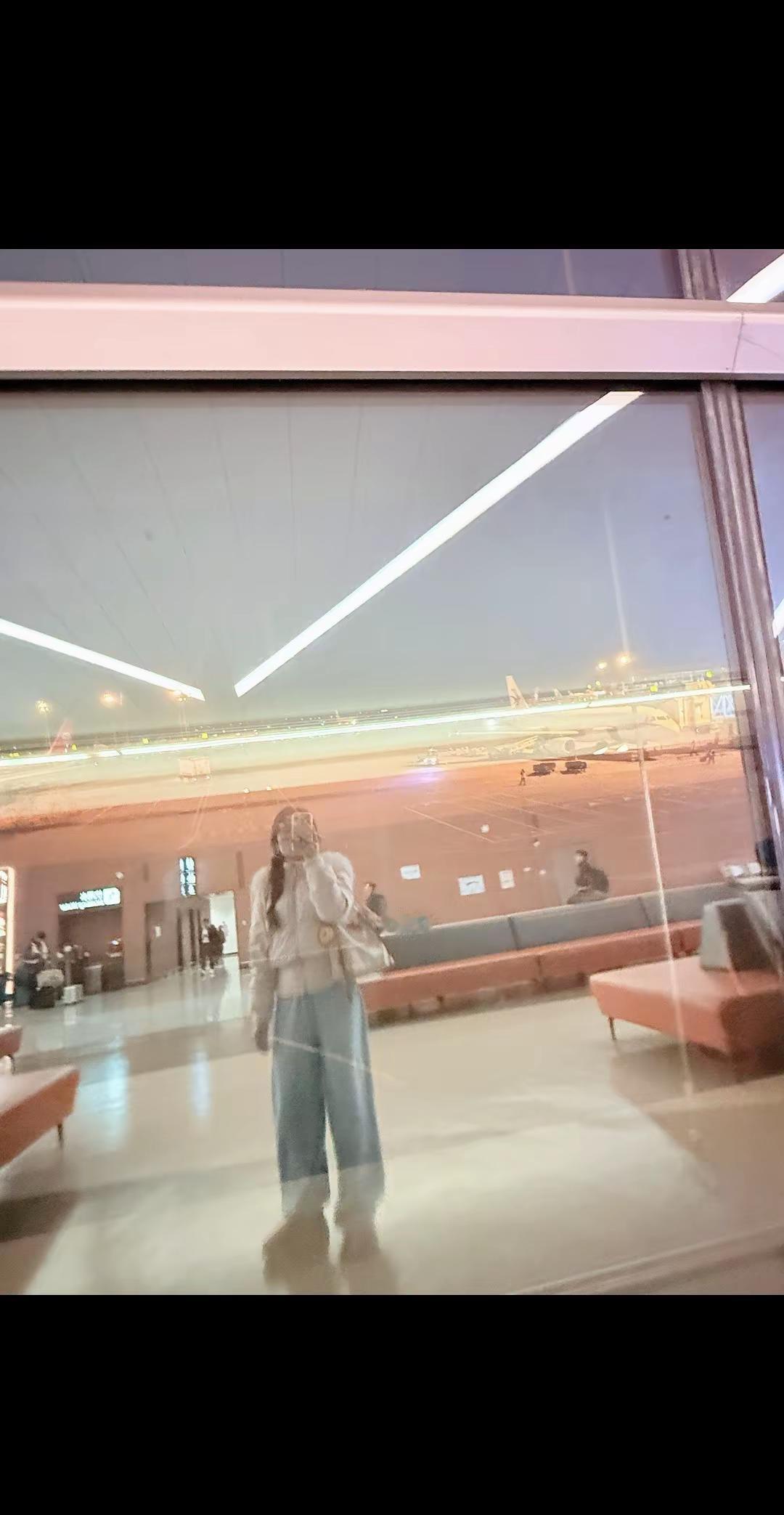 亲爱的老己：今年做个温暖的人，以最大的平静去爱我们不确定的生活，人静 心安 物简