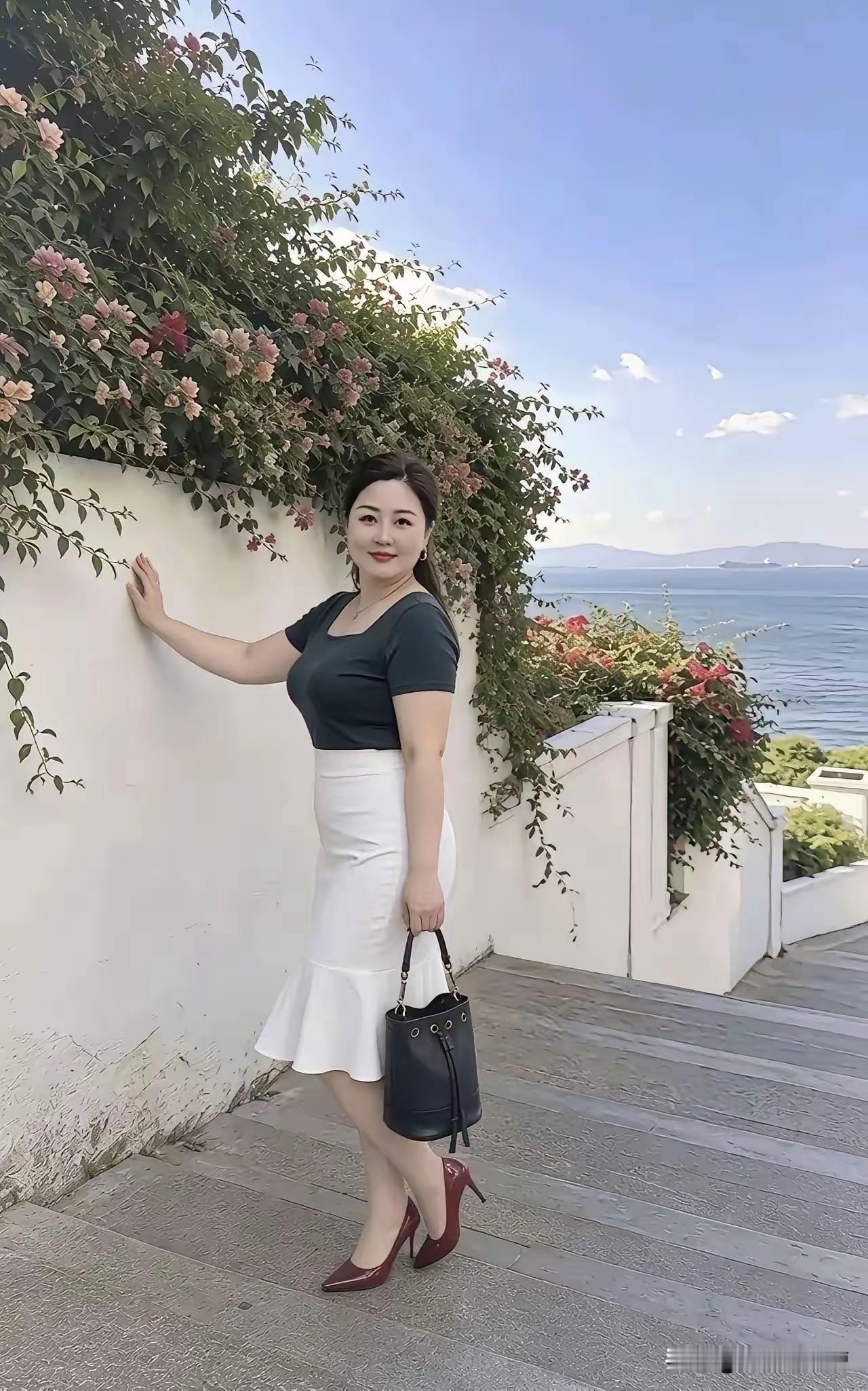 看装饰和容颜应该40岁了。