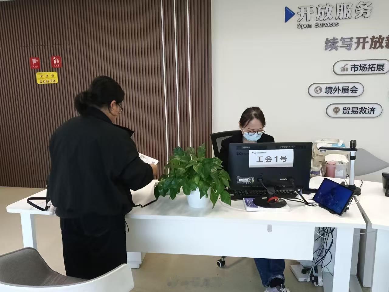 宁波贴心跑腿员用行动守护独居老人 近日，宁波江北独居老人卢奶奶术后行动不便，多项