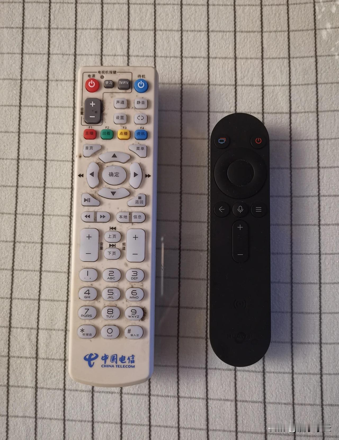 两个遥控板，一个要对着接收器，还不能走任何遮挡。
黑色的，可以对着任何一个方向，