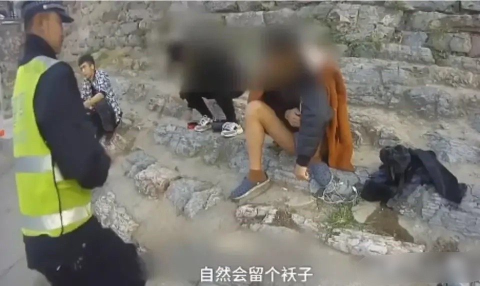 男子跳江前在岸边准备好棉衣 ，湖北襄阳一男子与女友吵架后，一气之下跳江自杀。不过
