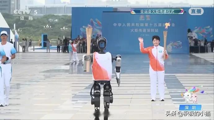 当机器人火炬手“夸父”高举全运会火炬在深圳开跑，它手持1.6kg重的火炬，步伐稳