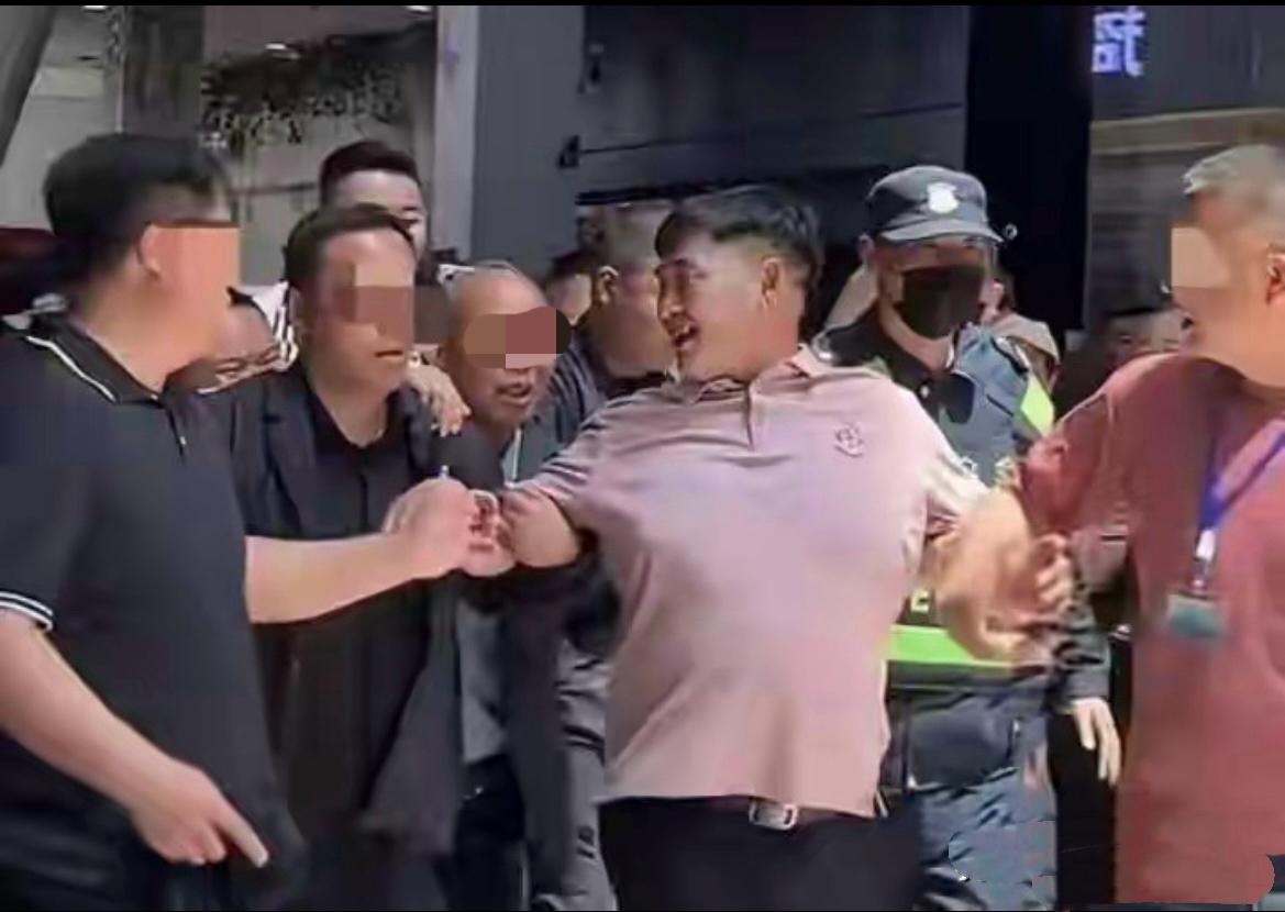 山东青岛，大衣哥继“南天门大将军”之后，再次贡献新梗，上演被保安“抬轿子”名场面
