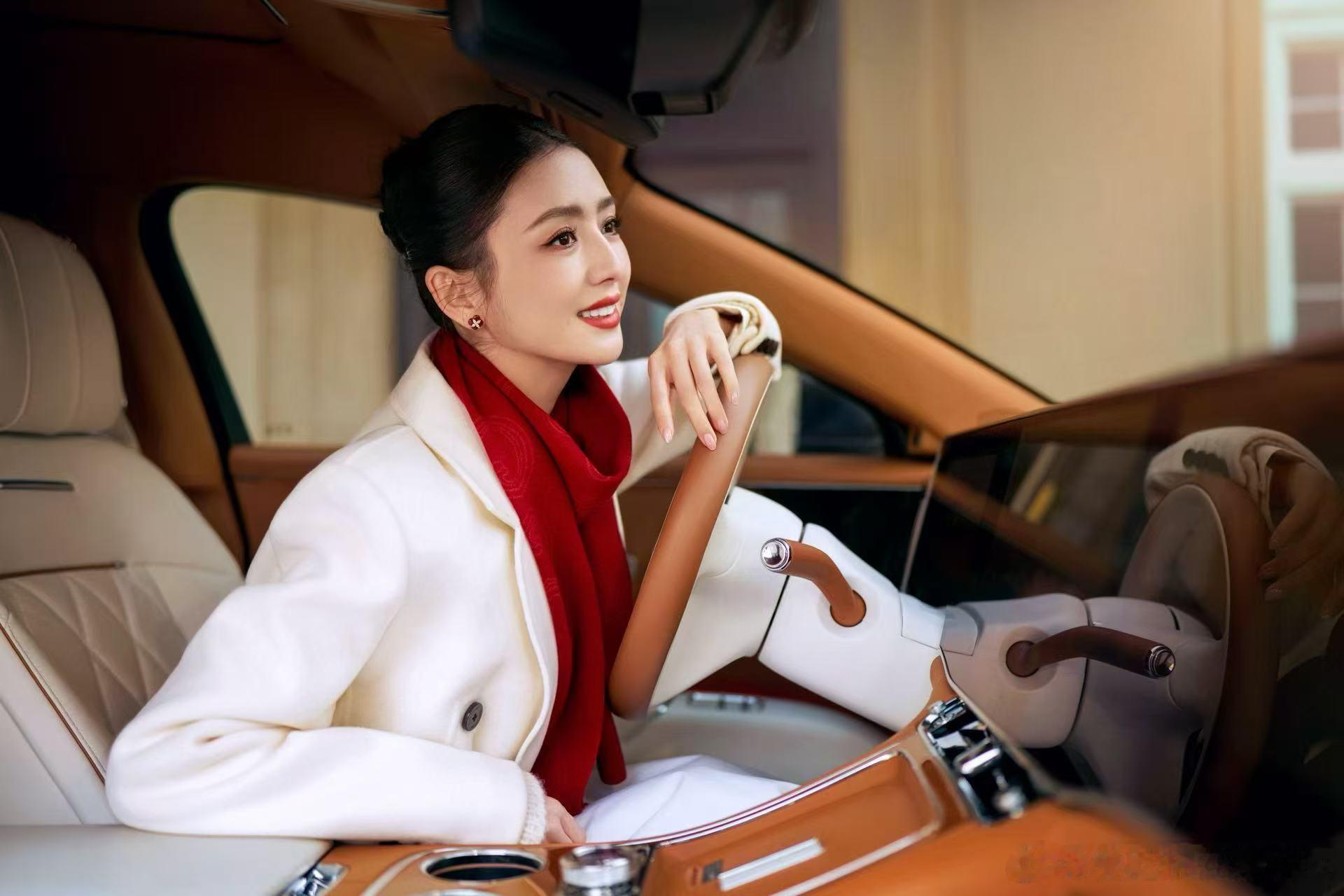 佟丽娅神女舞姿佟丽娅宫灯一开年味就来了 亲手制作的宫灯插花装点车内空间，将新春祝