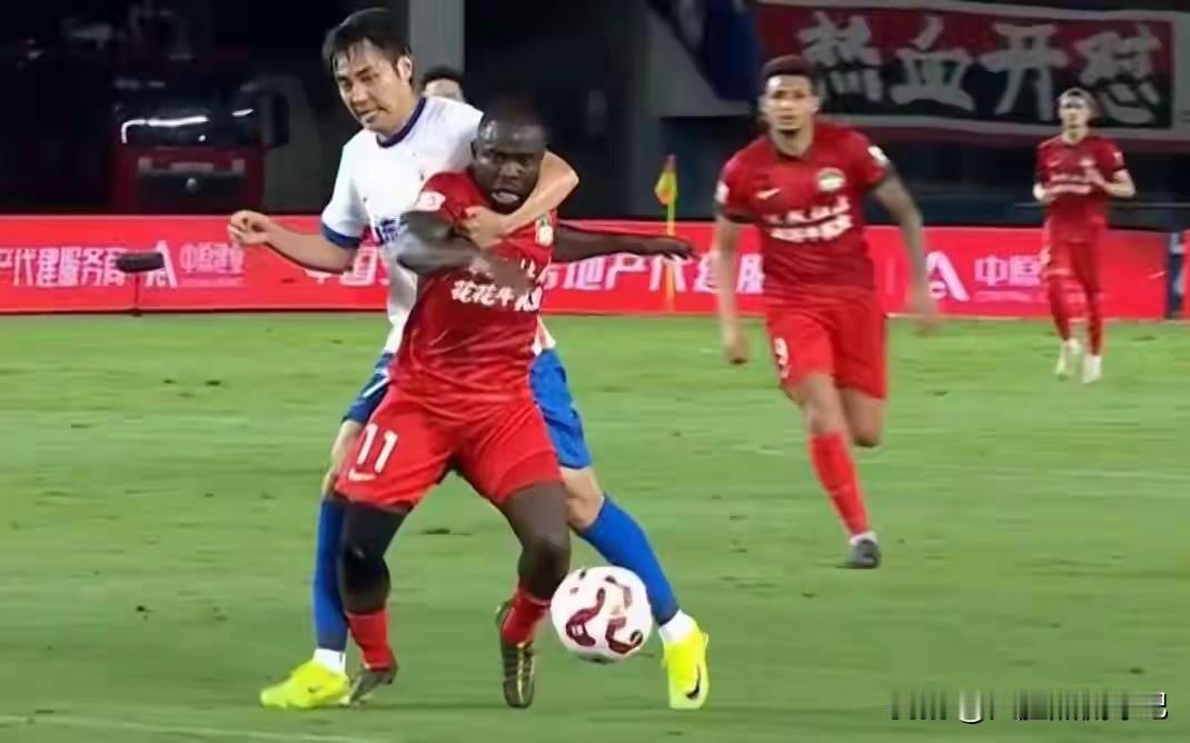 吴兴涵还是走了！
今天山东泰山传来最新消息，集训期间吴兴涵表现未达到预期，俱乐部