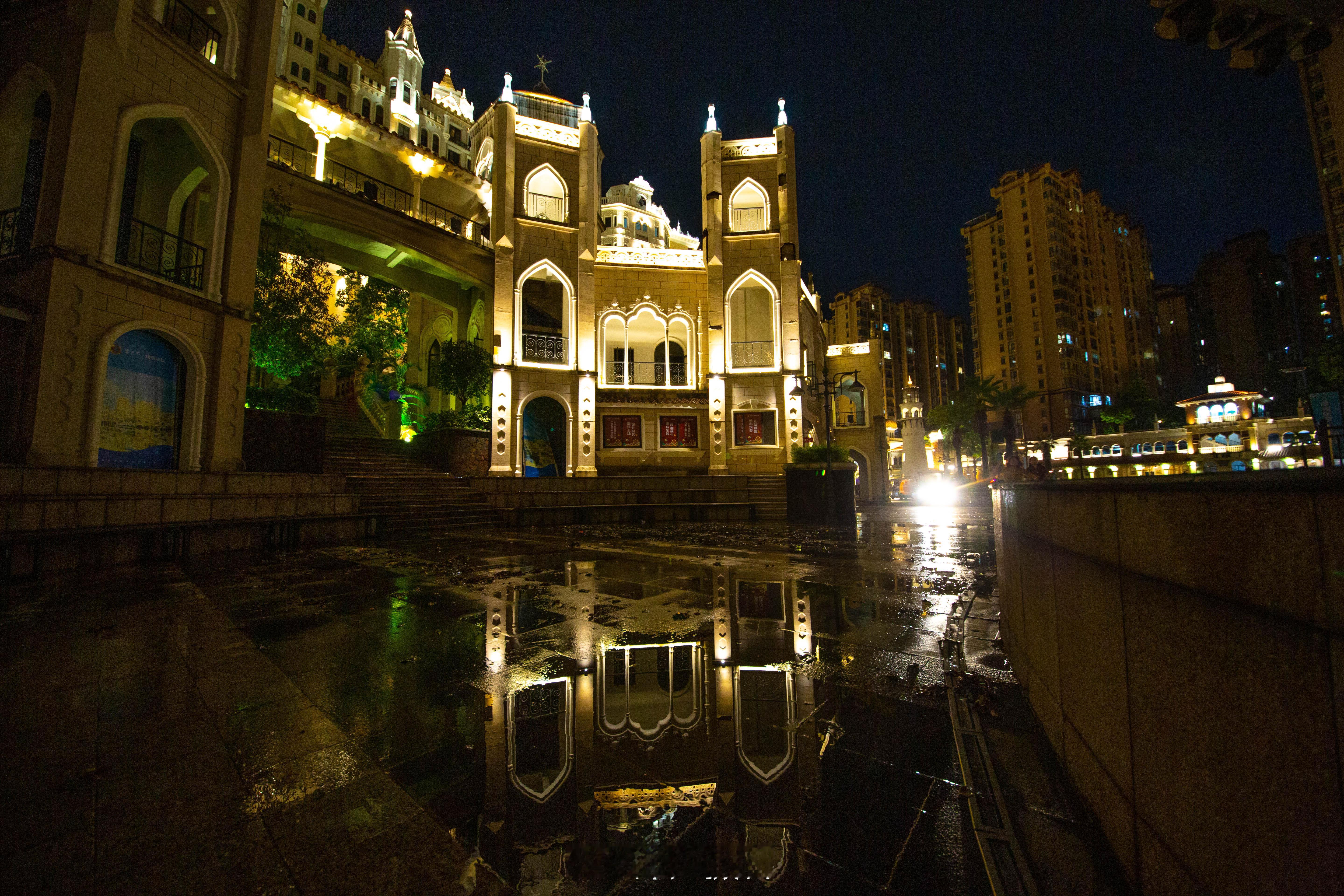  总是要到“客天下”一睹其夜景的璀璨，尤其在雨后，被雨水冲刷过的大地，空气中略带