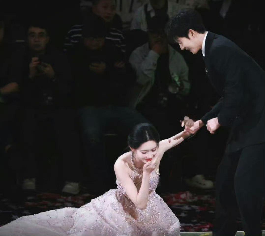 孟子义这张摔出了詹妮弗当年奥斯卡奖那种级别的神图姐姐还是很漂亮的