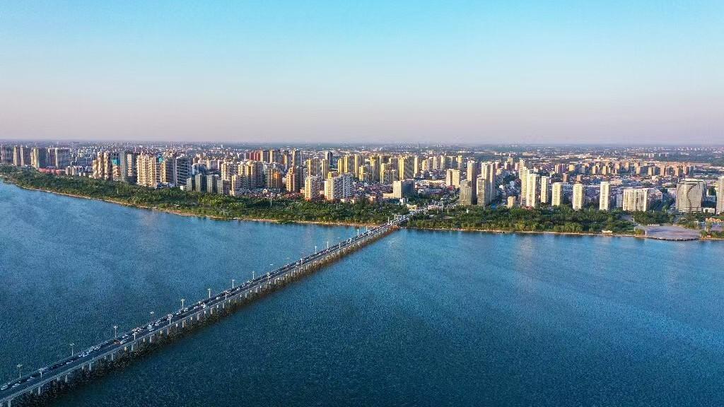 夏天到了，大美沂河、祊河有好几处地方经常看到有朋友游泳，有些游泳高手还经常横渡沂