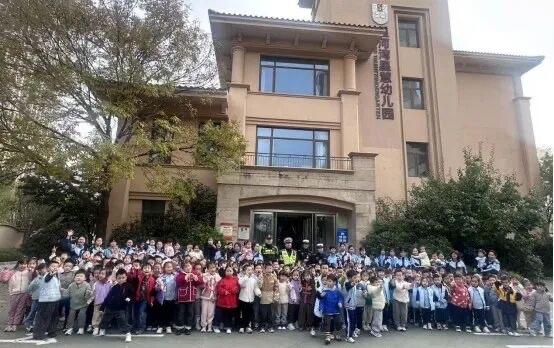 “警”盯安全，一路“童”行——西咸公安持续开展安全宣讲进校园活动
为进一步切实提