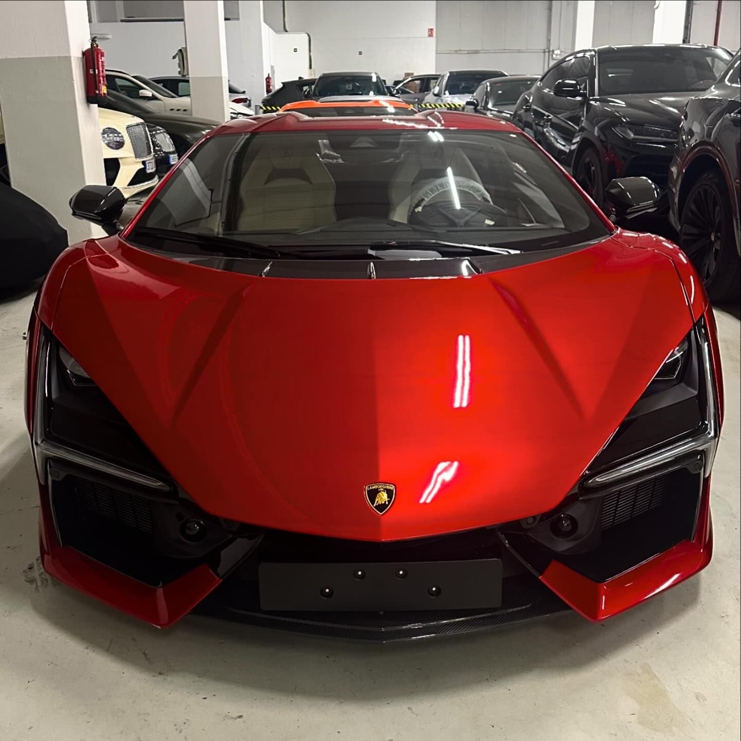 西班牙 Lamborghini Revuelto 首批交付（Rosso Efes