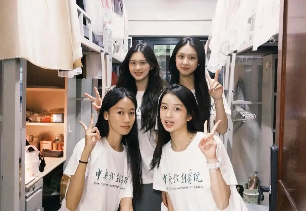 娱乐圈低调夫妻房子斌和杨雨婷女儿成功考入中央戏剧学院，室友晒合影她最出众哦！ ​