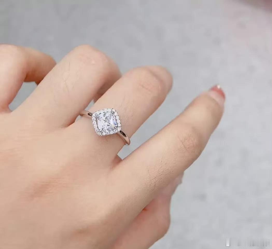 胖东来紧急停售小方糖戒指！169元克拉平替引疯抢，代购加价还现假货
 
谁能想到