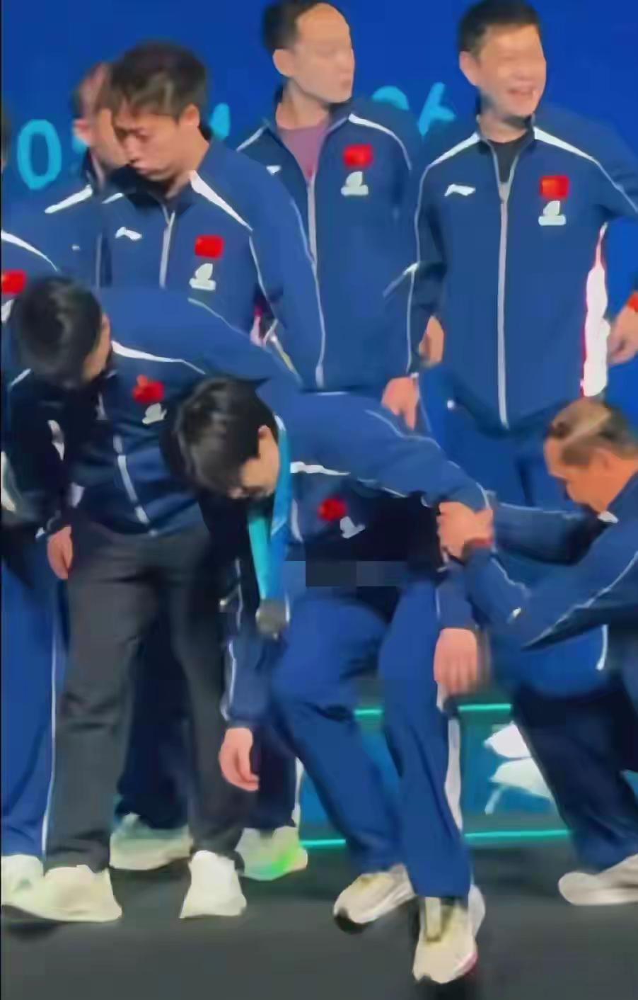 【王楚钦这个世界杯冠军拿得不容易，开台阶都要扶着了】2026年4月5日澳门世界杯