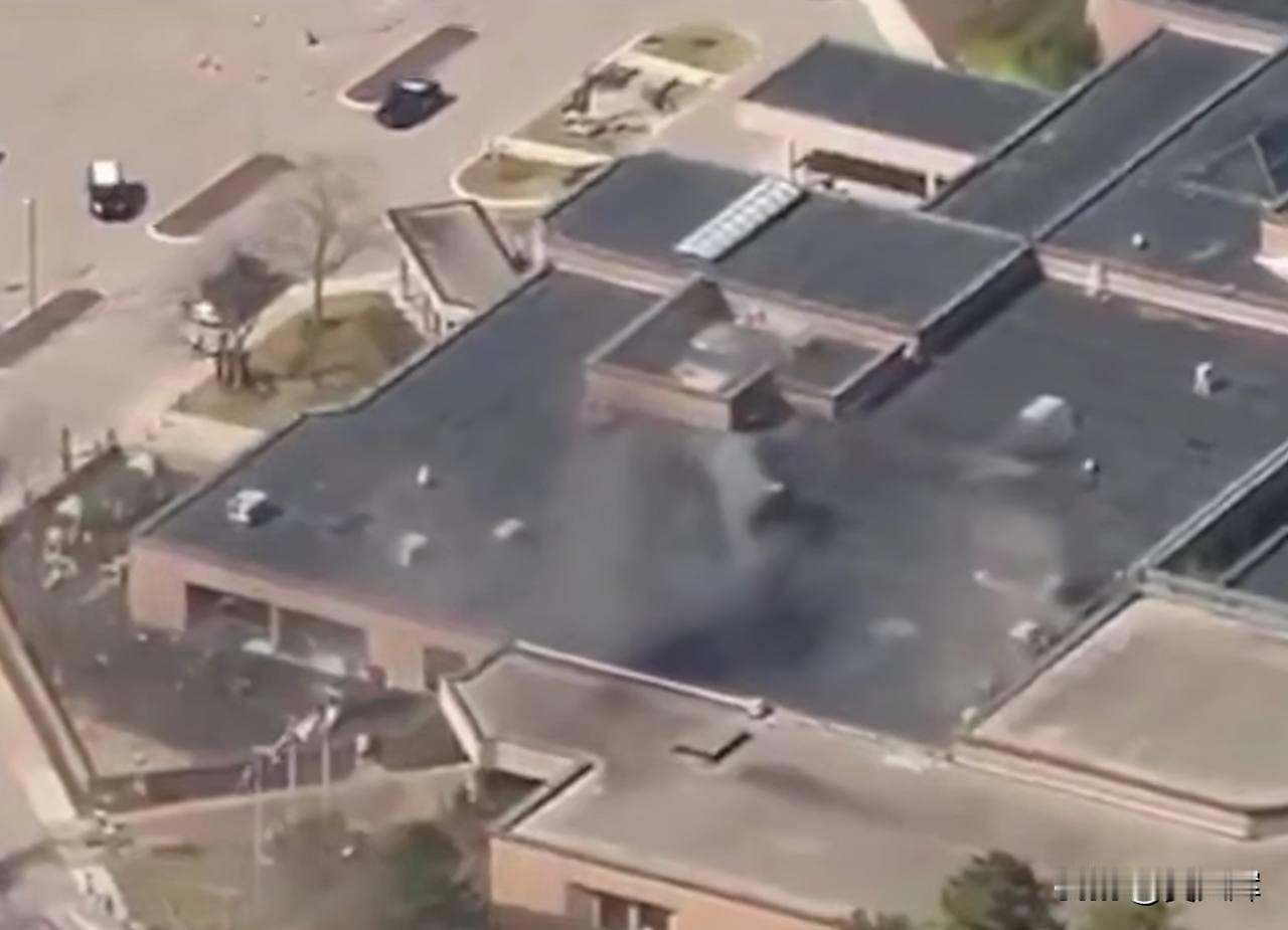 据媒体报道，美国密歇根州一犹太教堂遭袭击，袭击者已被安保人员击毙。
警方正在调查